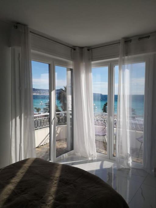Beach Front, Superbe Appartement Pour 4 Personnes Nice Eksteriør billede