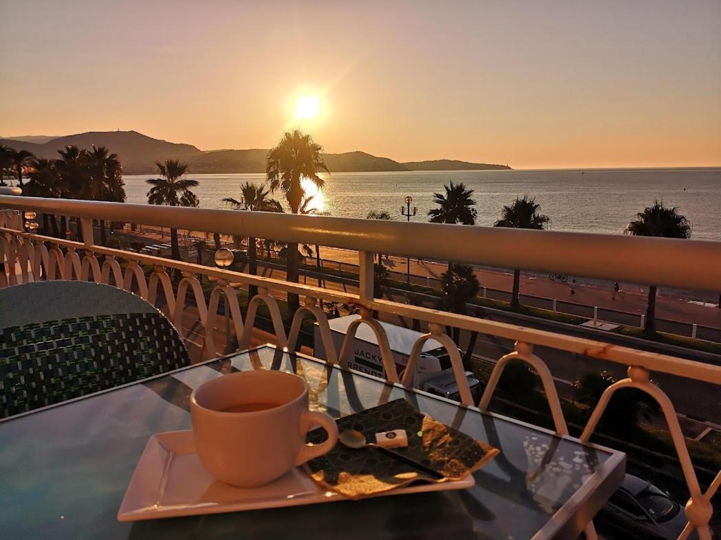 Beach Front, Superbe Appartement Pour 4 Personnes Nice Eksteriør billede