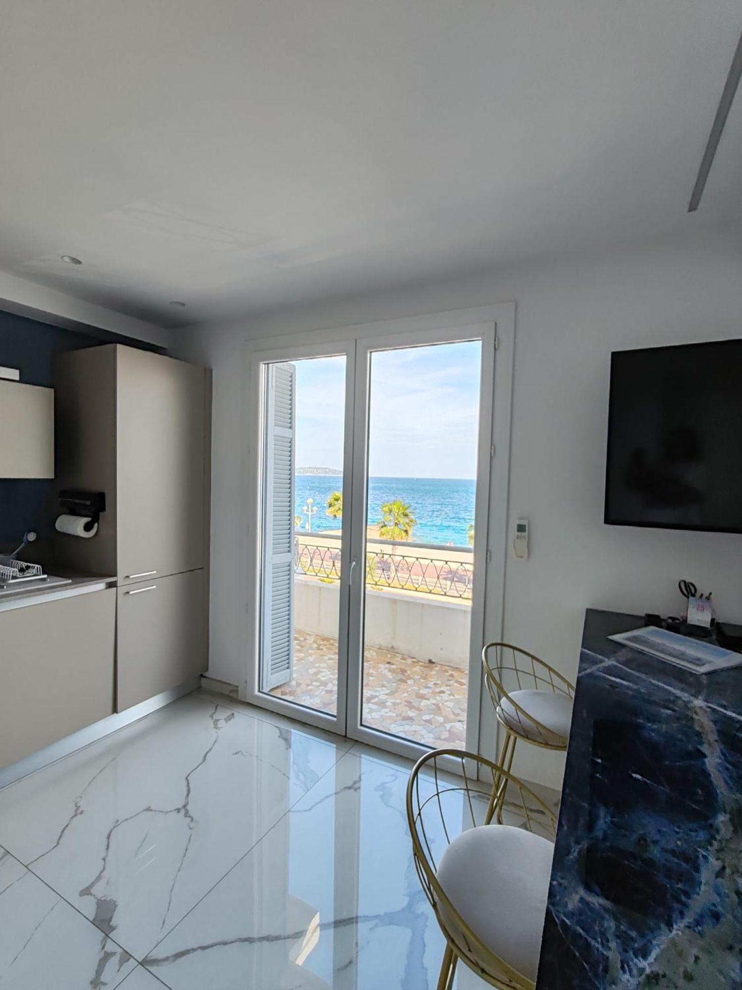 Beach Front, Superbe Appartement Pour 4 Personnes Nice Eksteriør billede