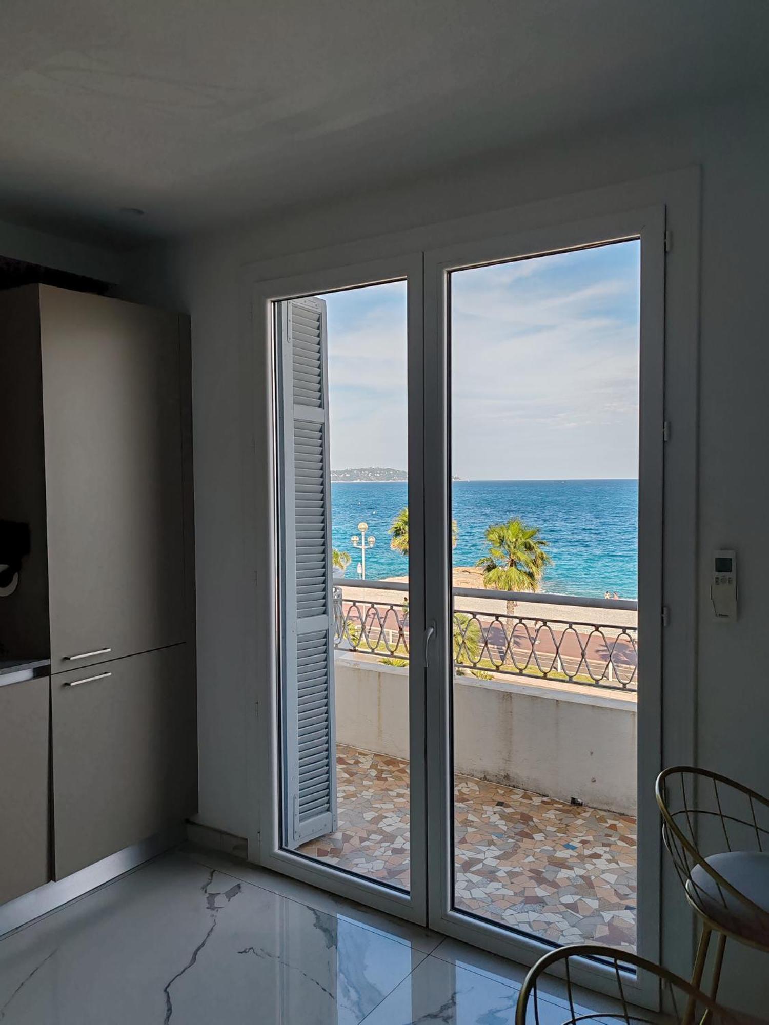 Beach Front, Superbe Appartement Pour 4 Personnes Nice Eksteriør billede
