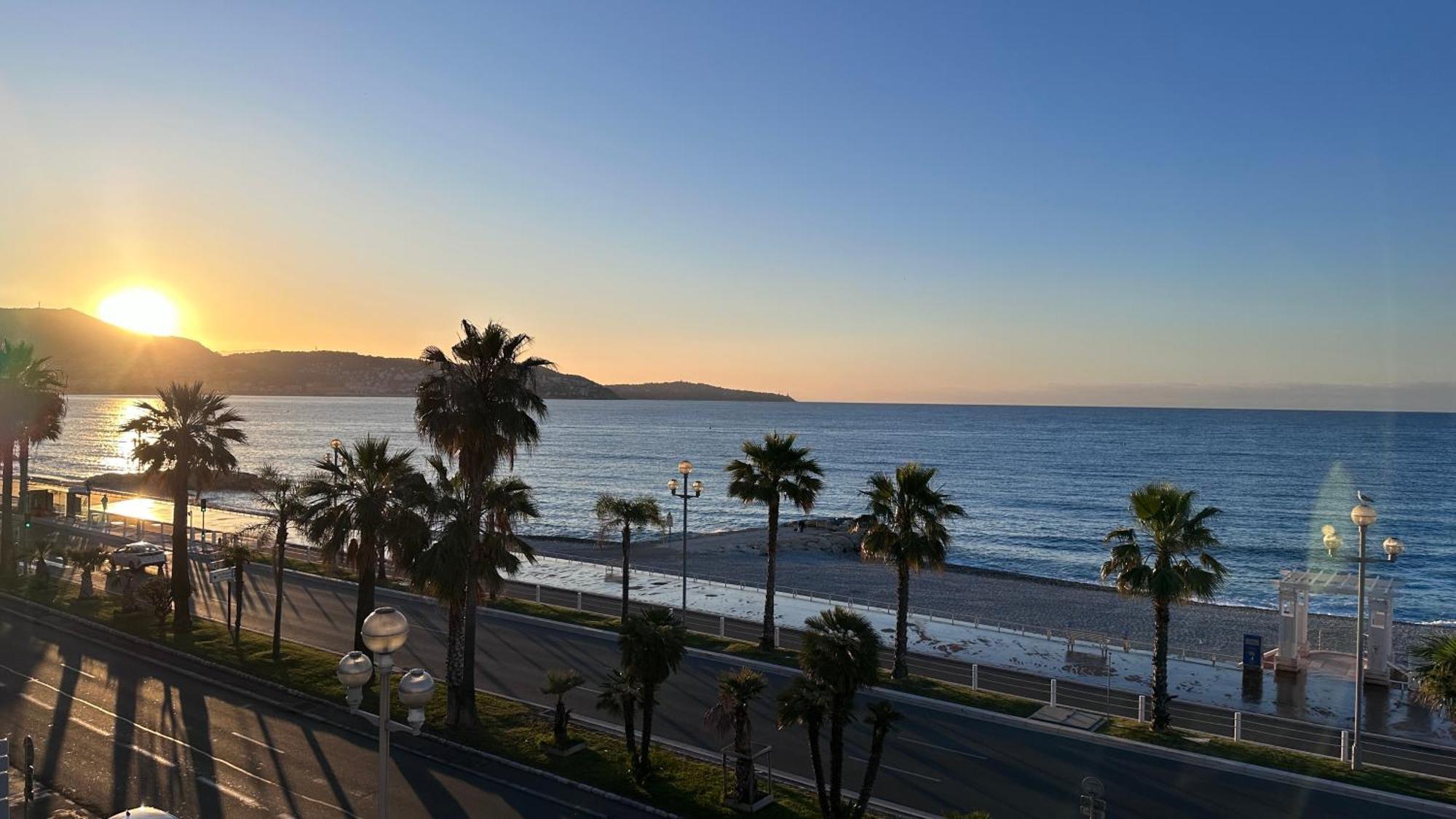 Beach Front, Superbe Appartement Pour 4 Personnes Nice Eksteriør billede