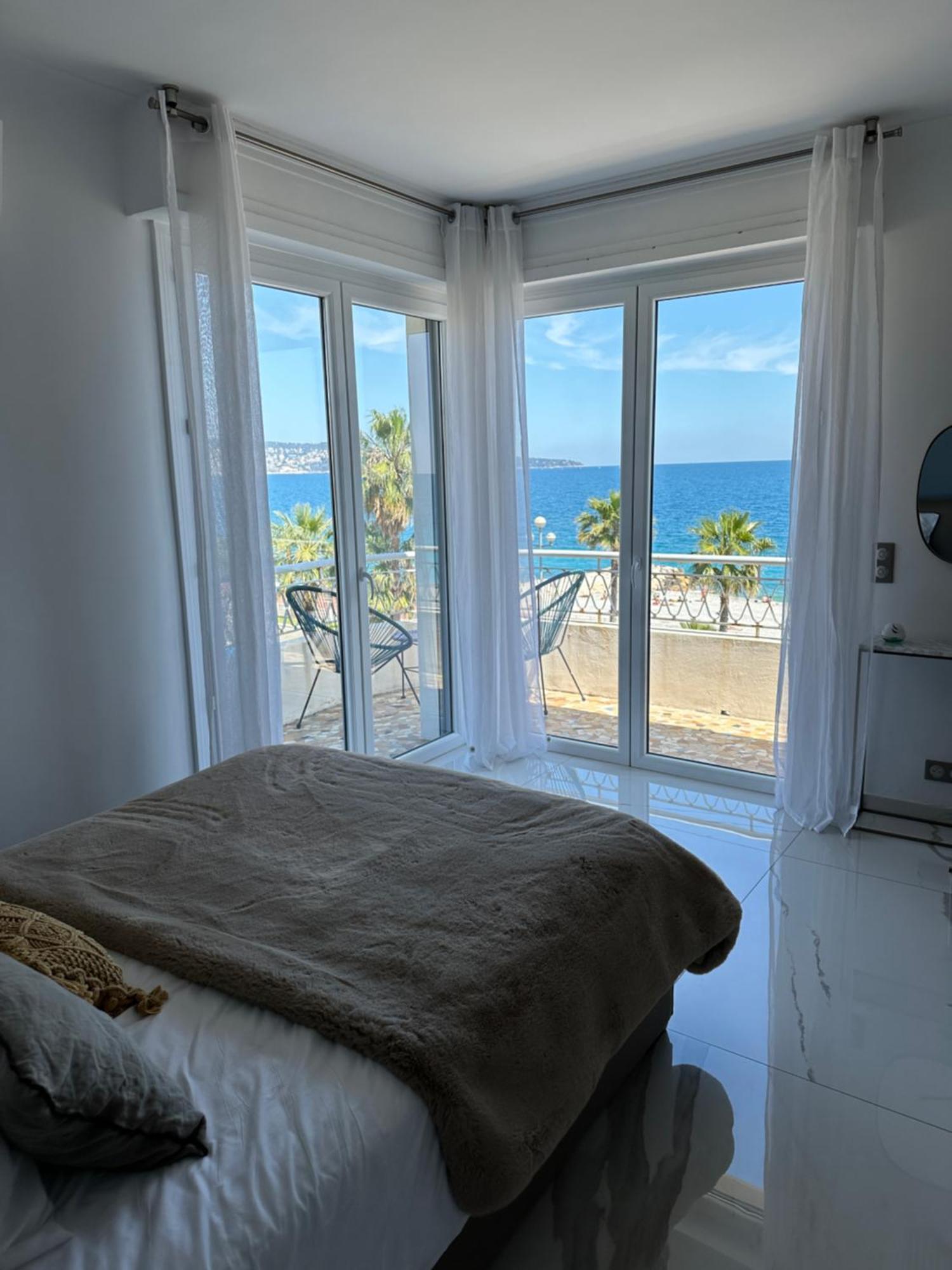 Beach Front, Superbe Appartement Pour 4 Personnes Nice Eksteriør billede